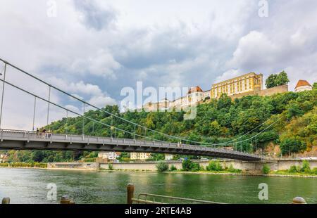 Passau, Deutschland - 21. Juli 2023: Panoramaaussicht Schloss Veste Oberhaus an der Donau. Antike Festung in Passau, Niederbayern, Deutschland Stockfoto