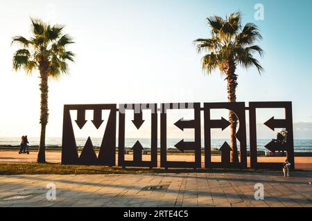 Batumi, Georgia - 25. september 2021: Wo Denkmal in Batumi Resort mit Meerblick Panorama und Palmen. Konzept Reiseziel Urlaub in Georg Stockfoto