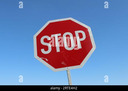 Nahaufnahme Eines Stoppschilds gegen Einen klaren blauen Himmel Stockfoto