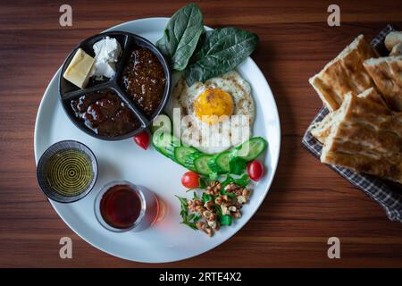 Ein Foto vom iranischen Frühstück mit Garnitur. Stockfoto