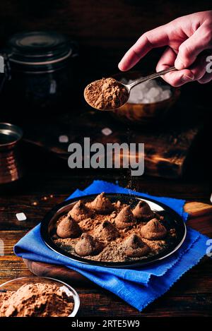 Hausgemachte Trüffel mit dunkler Schokolade auf Metall Fach Stockfoto