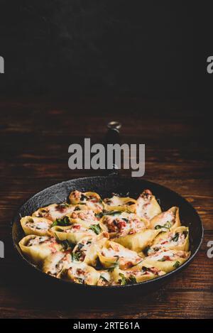 Pfanne mit gebackenen Jumbo-Schalen Pasta gefüllt mit Hackfleisch, Spinat und Käse Stockfoto