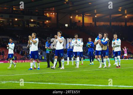 12. September 2023; Hampden Park, Glasgow, Schottland: International Football Friendly, Scotland versus England; England Spieler applaudieren den Fans am Ende des Spiels Stockfoto