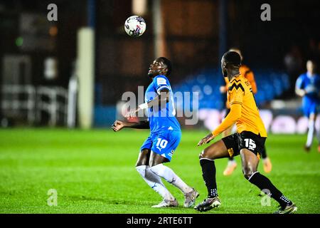 Ephron Mason Clarke (10 Peterborough United) kontrolliert den Ball während des EFL-Trophy-Spiels zwischen Peterborough und Cambridge United in der London Road, Peterborough am Dienstag, den 12. September 2023. (Foto: Kevin Hodgson | MI News) Credit: MI News & Sport /Alamy Live News Stockfoto