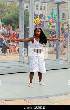 Alleyne Dance spielt „Bonded“ auf dem Whirligig Festival in Weston-super-Mare, Großbritannien am 10. September 2023. Das Whirligig Festival ist eine jährliche Veranstaltung der lokalen Kunstorganisation Super Culture in Partnership with Without Walls. Stockfoto