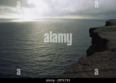 Blick von einer St.. Paul Island Klippe des sonnenreflektierten Beringmeers; St.. Paul Island, Pribilof Islands, Alaska, Vereinigte Staaten von Amerika Stockfoto