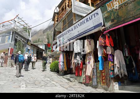 Touristen in Karimabad im Hunza-Tal Stockfoto