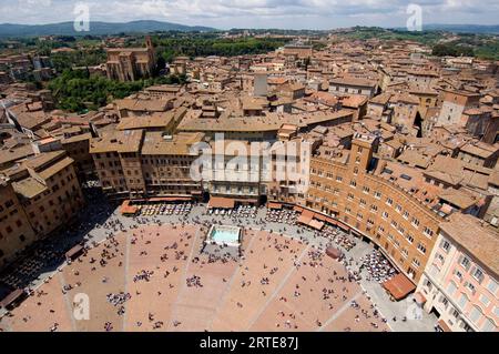 Piazza del Camp im Zentrum von Sienna, von einem Glockenturm aus gesehen; Siena, Toskana, Italien Stockfoto