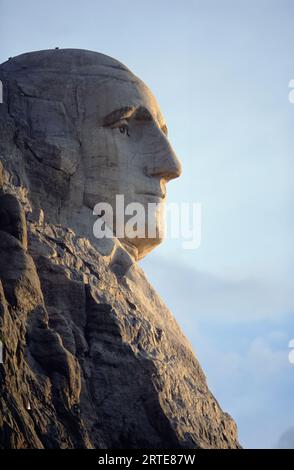 Profilansicht von George Washingtons Gesicht am Mount Rushmore National Monument; Keystone, South Dakota, Vereinigte Staaten von Amerika Stockfoto