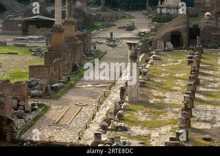 Das antike Rom und die Ruinen des Forum Romanum; Rom, Latium, Italien Stockfoto