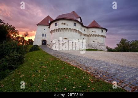 Schloss Veliki Tabor in Dämmerung, Zagorje, Kroatien Stockfoto