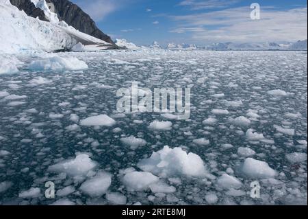 Eiskalte Gewässer des Lemaire-Kanals entlang der Insel Danco in der Antarktis; Antarktische Halbinsel, Antarktis Stockfoto