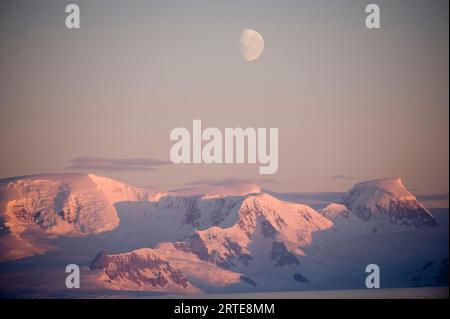 Der Mond über der Antarktischen Halbinsel in der Nähe des Antarktischen Kreises; Antarktis Stockfoto