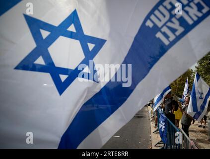 Jerusalem. September 2023. Am 12. September 2023 nehmen die Menschen an einer Kundgebung vor dem israelischen Obersten Gerichtshof in Jerusalem Teil. Der Oberste Gerichtshof Israels eröffnete am Dienstag Anhörungen gegen ein Gesetz, das von Premierminister Benjamin Netanjahus Regierung verabschiedet wurde. Dies war Teil der Justizreform, die neun Monate lang landesweite Demonstrationen auslöste und die Nation teilte. Quelle: Chen Junqing/Xinhua/Alamy Live News Stockfoto