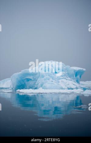 Blaues Eis auf der Antarktischen Halbinsel am Rande des Antarktischen Sunds; Antarktische Halbinsel, Antarktis Stockfoto