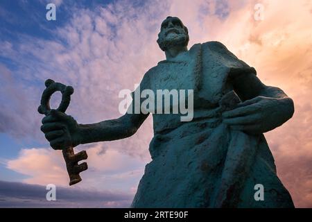 Statue des heiligen Petrus mit dem Schlüssel des Himmels in der Stadt Makarska, Dalmatien, Kroatien Stockfoto