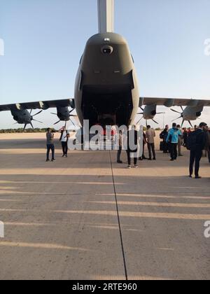 Ankara, Türkei. September 2023. Mitglieder der AFAD, des türkischen Präsidenten für Katastrophen- und Notfallmanagement, die ein Boot und Hilfsgüter auf ein Militärflugzeug laden, als Teil der Bemühungen der Türkei, ein Rettungsteam und humanitäre Hilfe nach Libyen zu entsenden, nachdem verheerende Überschwemmungen durch starke Regenfälle auf dem Militärflugplatz Murted in Ankara aufgetreten sind. Mindestens 2.000 Menschen starben und mehr als 10.000 werden in Libyen vermisst, nachdem ein mächtiger Sturm Daniel verheerende Überschwemmungen ausgelöst hatte. (Credit Image: © türkisches Verteidigungsministerium über ZUMA Press Wire) NUR REDAKTIONELLE VERWENDUNG! Nicht für kommerzielle ZWECKE! Stockfoto