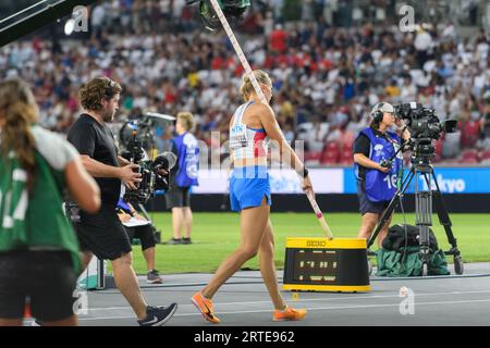 Budapest, Deutschland. August 2023. Budapest, Ungarn, 21. August 2023: Amalie Svabikova (Tschechien), die ihren Stab während des Endspiels der Leichtathletik-Weltmeisterschaften 2023 im Nationalen Leichtathletik-Zentrum in Budapest, Ungarn, wegschleppt. (Sven Beyrich/SPP) Credit: SPP Sport Press Photo. Alamy Live News Stockfoto