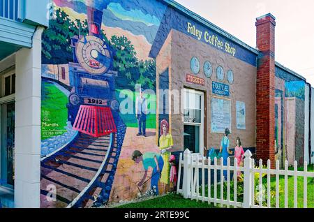 Ein Wandbild feiert Foleys Eisenbahngeschichte im Foley Coffee Shop, 19. August 2023, in Foley, Alabama. Stockfoto