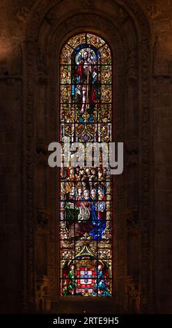 Johannes der Täufer. Buntglasfenster in der Kirche Santa Maria de Belém neben dem Kloster Jerónimos in Lissabon, Portugal. Stockfoto