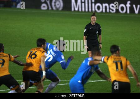 Peterborough, Großbritannien. September 2023. Schiedsrichterin Kirsty Dowle beim Spiel Peterborough United gegen Cambridge United EFL Trophy im Weston Homes Stadium, Peterborough, Cambridgeshire, am 12. September 2023. Dank: Paul Marriott/Alamy Live News Stockfoto