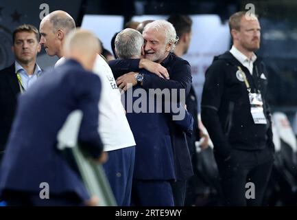 Dortmund, Deutschland. September 2023. Fußball: International, Deutschland - Frankreich, Signal Iduna Park. Der deutsche Interimsmanager Rudi Völler (Mitte rechts) und der französische Trainer Didier Deschamps (Mitte links) begrüßen das Spiel. Credit: Rolf Vennenbernd/dpa – WICHTIGER HINWEIS: gemäß den Anforderungen der DFL Deutsche Fußball Liga und des DFB Deutscher Fußball-Bund ist es untersagt, im Stadion und/oder im Spiel aufgenommene Fotografien in Form von Sequenzbildern und/oder videoähnlichen Fotoserien zu nutzen oder nutzen zu lassen./dpa/Alamy Live News Stockfoto