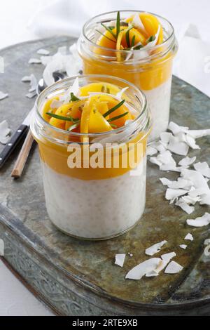 Tapioka-Granulat und Mango-Dessert in einem Glas Stockfoto