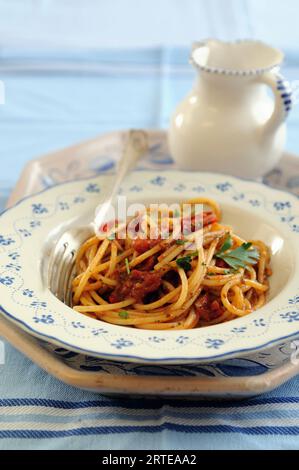 Spaghetti mit sonnengetrockneten Tomaten und Chili Stockfoto