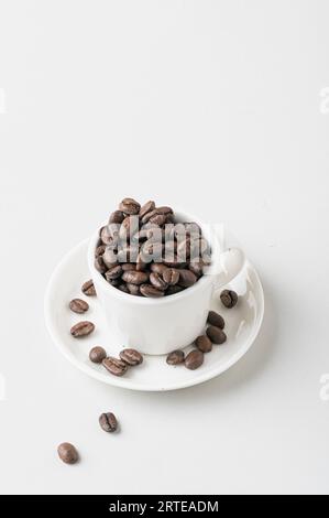 Kaffeebohnen in einer Espressotasse Stockfoto