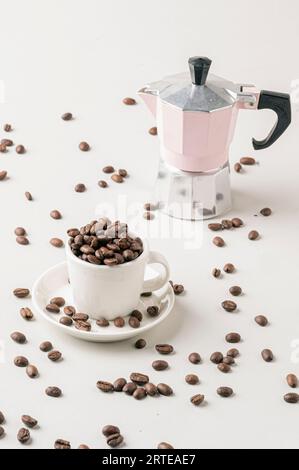 Kaffeebohnen in einer Espressotasse Stockfoto