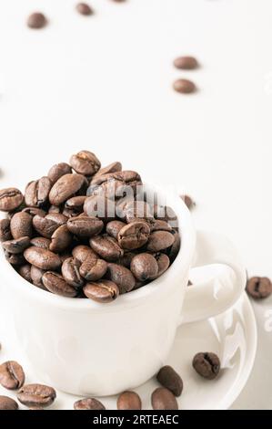 Kaffeebohnen in einer Espressotasse Stockfoto