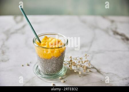 Low Carb Bowl mit Übernachtung mit Chia und Mango Stockfoto