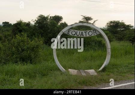 Das Schild markiert die äquatoriale Linie entlang der Straße in der Nähe des Queen Elizabeth National Park in Uganda, Afrika; Uganda Stockfoto