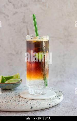 Tonic auf Eis mit Espresso-Belag und Limetten Stockfoto
