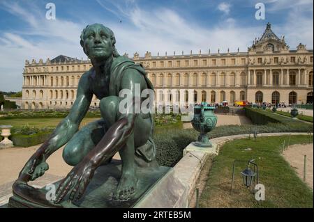 Statue in einem Garten vor dem Schloss von Versailles; Versailles, Frankreich Stockfoto