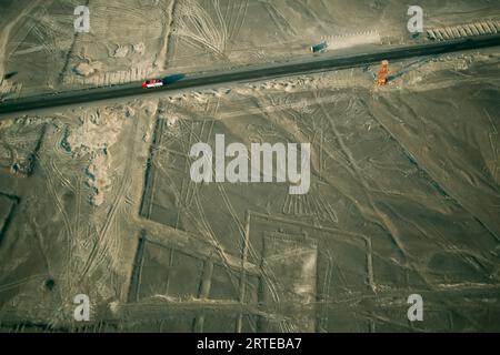 Der Panamerikanische Highway durchquert die Geoglyphen der Nazca-Linien in der Nazca-Wüste in Peru Stockfoto