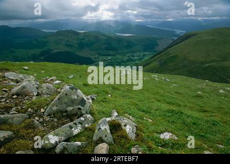 Flechtenbedeckte Felsen säumen die Berglandschaft in der Nähe von Ben Nevis; Schottland Stockfoto