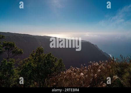 Malerischer Blick auf die Bergklippen der Napali Coast und tropische Vegetation entlang des Kalalau Trail auf der hawaiianischen Insel Kauai mit Blick auf ... Stockfoto