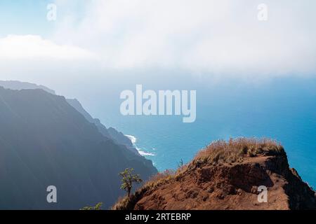 Blick auf die Klippen mit malerischem Blick auf die Bergklippen der Napali Coast entlang des Kalalau Trail auf der hawaiianischen Insel Kauai mit Blick auf... Stockfoto