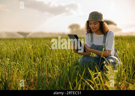 Professionelle Agrarwissenschaftlerin mit digitalem Tablet arbeitet im Außendienst. Hochwertige Fotos Stockfoto