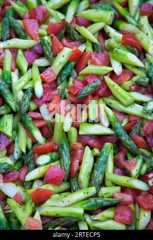 Tomaten und geschälte grüne Spargelspitzen Stockfoto