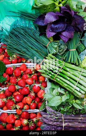 Frische Erdbeeren, Gemüse und Kräuter Stockfoto