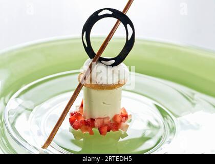 Joghurtkuchen mit Eis und Erdbeeren Stockfoto