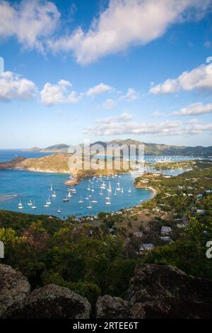 Berühmte Aussicht von Shirley Heights auf Antiguas dramatisch geformte Küste; englischer Hafen, Antigua, Karibik Stockfoto