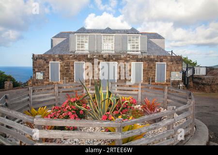 Historisches Wachhaus und Aussichtspunkt auf der Spitze der Shirley Heights auf der Insel Antigua; English Harbour, Antigua, Karibik Stockfoto