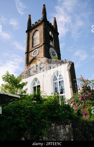 Nahaufnahme des Uhrenturms und der Steinmauer mit Fenstern vor einem blauen Himmel, die Überreste der Presbyterianischen Kirche St. Andrew (die stark... Stockfoto