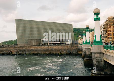 Das Kursaal Conference Center und Auditorium neben dem Strand Zurriola, Stadt Donostia, Baskenland - september 2023. Hochwertige Fotos Stockfoto