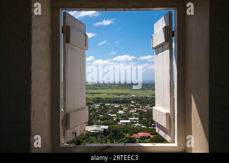 Blick durch Fenster mit Fensterläden von der Gun Hill Signalstation in Barbados; Bridgetown, Barbados, Karibik Stockfoto