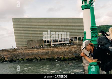 Das Kursaal Conference Center und Auditorium neben dem Strand Zurriola, Stadt Donostia, Baskenland - september 2023. Hochwertige Fotos Stockfoto