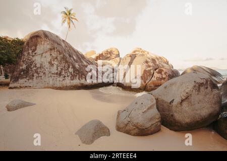 Nahaufnahme der großen Felsbrocken an den Küsten der Baths, einem berühmten Strand in den BVI's; Virgin Gorda, britische Jungferninseln, Karibik Stockfoto